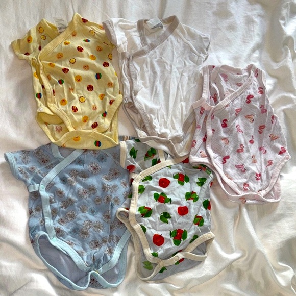 Uniqlo baby 0-3 months snap bodysuits - Picture 1 of 5